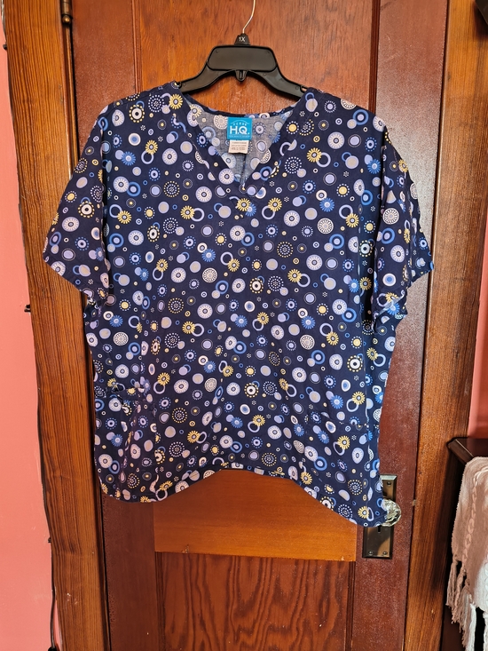 Scrub Hq Other - H.Q. Scrub Top 2x. Navy Floral / Circles